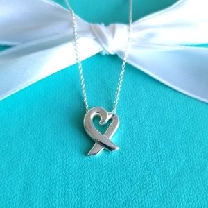 Loving heart pendant necklace